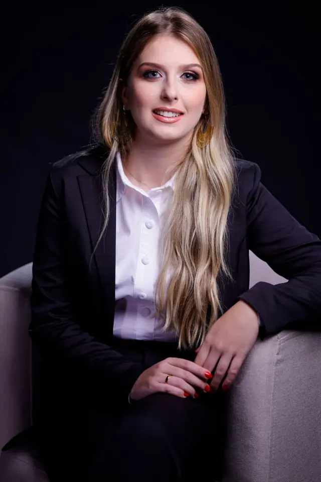 Advogada Giovanna Castanheira durante atendimento jurídico